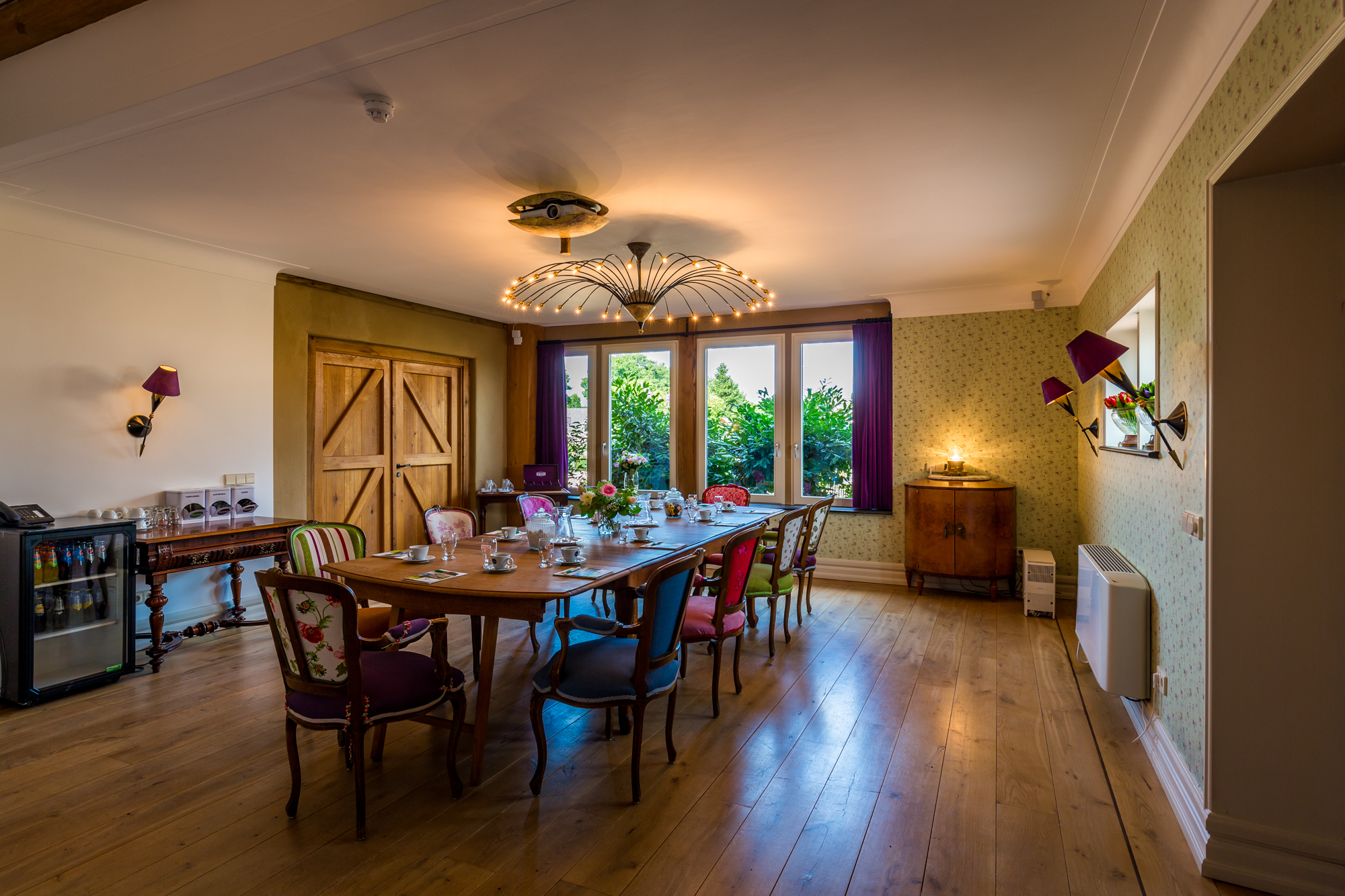Meeting table with daylight and views of greenery, suitable for uninterrupted discussions outside the office