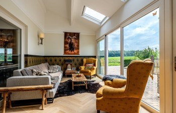 Ruimte voor overleg en samenzijn in een groepsaccommodatie in Zuid-Limburg