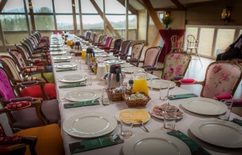 Frühstückstisch in einer ruhigen, heimeligen B&B-Atmosphäre