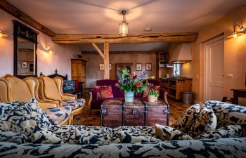 Gezamenlijke ruimte met grote eettafel in een luxe groepsaccommodatie