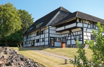 Groepsactiviteit waarbij deelnemers natuurlijke herfstmaterialen verzamelen